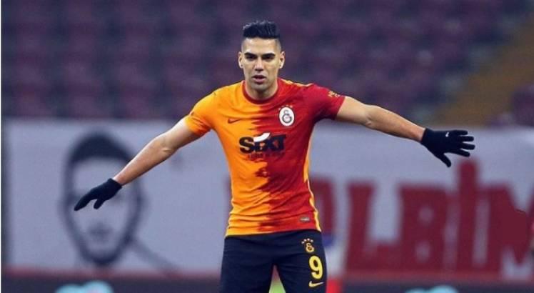Colombiano Radamel Falcao sofre fratura no rosto durante treino do Galatasaray