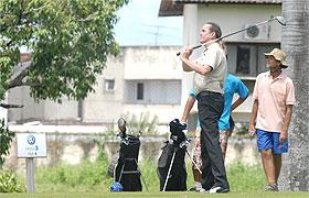 Nicko McBrain joga golfe antes de show no Recife