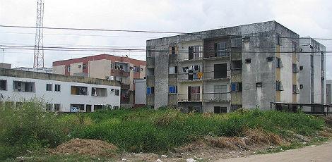Na falta de moradia, famílias ocupam prédios abandonados em Olinda
