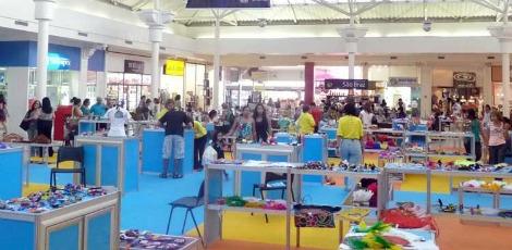 Muitas fantasias e acessórios para o Carnaval em feirinha no Shopping Guararapes