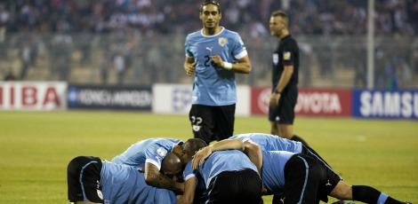 Uruguai goleia Jordânia e fica muito perto da Copa