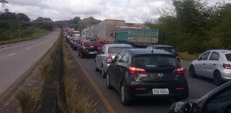 Acidente fatal congestiona trânsito na BR-232, sentido Caruaru