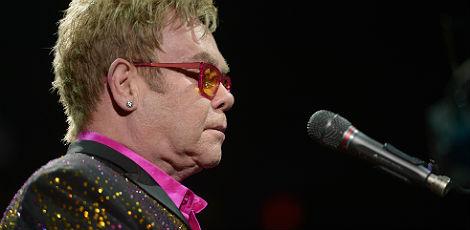 Elton John defenderá os direitos gays em show em Moscou