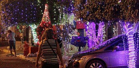 Natal: luzes e cores dão à rua de Santo Amaro título de mais bonita