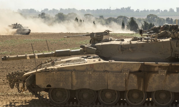 Tanques israelenses avançam ao sul de Gaza após fim da trégua de 72 horas. / Foto: Jack Guez/ AFP