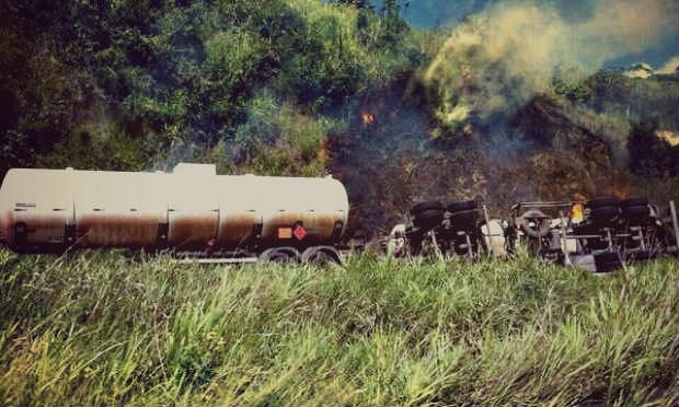 Três viaturas do Corpo de Bombeiros foram utilizadas para controlar as chamas  / Foto: divulgação/ PRF
