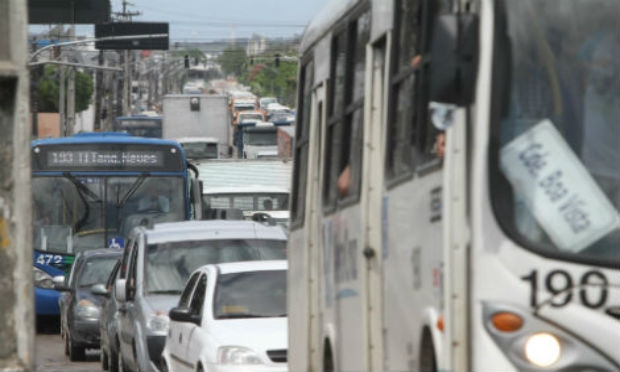 Em 2013, 175 milhões de passageiros deixaram de usar ônibus nas nove capitais mais populosas do país, incluindo o Recife. / Foto: Guga Matos_JC Imagem