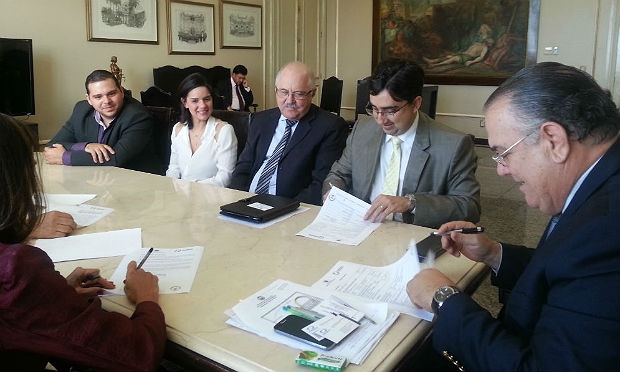 O acordo foi assinado entre autoridades do TJPE e gestores da Compesa / Foto: divulgação