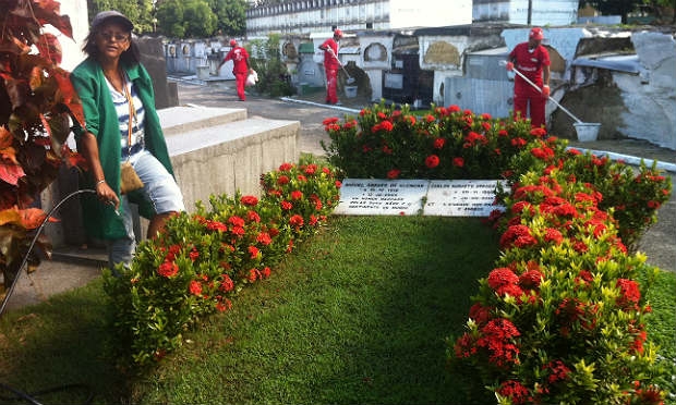 Jardineira Ivanise fala da tristeza em cuidar do túmulo onde será enterrado Eduardo Campos / Fotos: Elvis de Lima/NE10