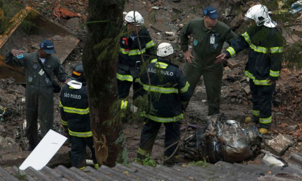 Restos de corpos ainda foram encontrados na manhã desta sexta, junto com partes do avião / Foto: AFP