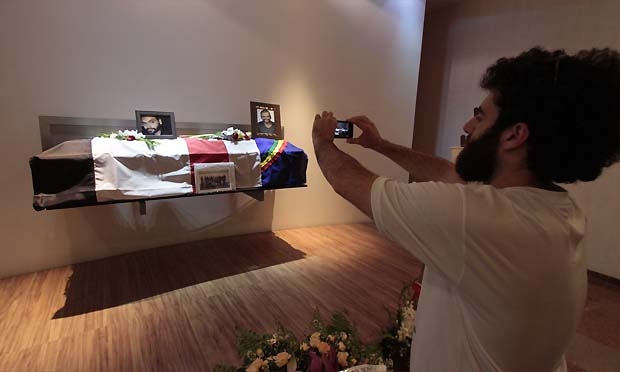 Caixão com o corpo do fotógrafo no local da cremação. Uma das coroas de flores foi oferecida pela família de Marcelo Lyra / Foto: Heudes Régis/JC Imagem