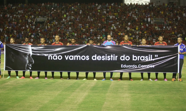 Jogadores levaram faixa para homenagear Eduardo Campos / Fotos: Ricardo B. Labastier/JC Imagem