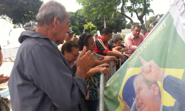 Bombeiro aposentado Severino de Santana, 74, foi um dos que se emocionaram ao homenagear Eduardo / Foto: Amanda Miranda/Especial para o NE10