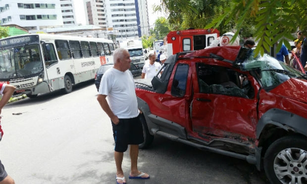 Acidente complicou o trânsito no bairro de Boa Viagem, Zona Sul do Recife. / Foto: Luciano Leite / ComuniQ