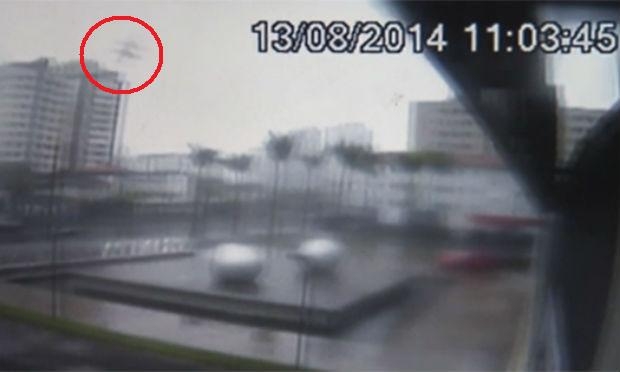 Imagem é a única que mostra aeronave caindo / Foto: TV Globo/Reprodução