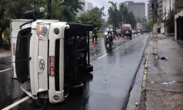 O acidente teria ocorrido por volta das 5h30 da manhã e bloqueou uma faixa da Av. Domingos Ferreira. / Foto: Diego Nigro / JC Imagem