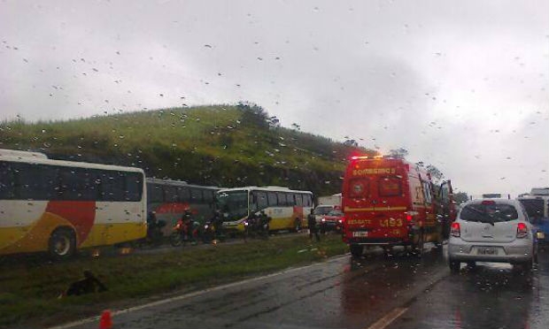 O acidente teria ocorrido por volta das 6h30 e às 8h ainda complicava o trânsito no local. / Foto: Gutemila Gomes / Facebook