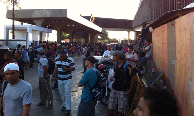 Na Estação Afogados, passageiros aguardam ônibus desde o início da manhã / Foto: Angélica Souza / JC Trânsito