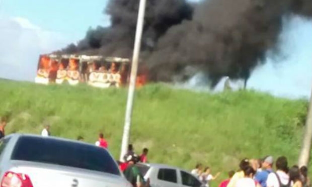 Ônibus foi incendiado nas imediações do terminal integrado / Foto: Diogo Treimetal / Cortesia