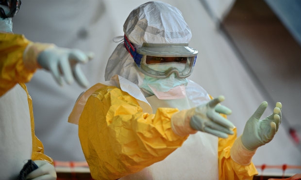 Nesta sexta, a OMS anunciou que fará consulta sobre potencial vacina contra o ebola. / Foto: AFP