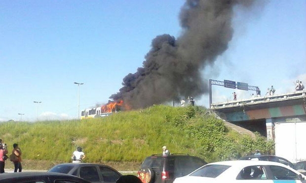 Um ônibus foi incendiado na BR-101, Zona Norte do Recife / Foto: Alexsandra Patricia / Facebook JC Trânsito