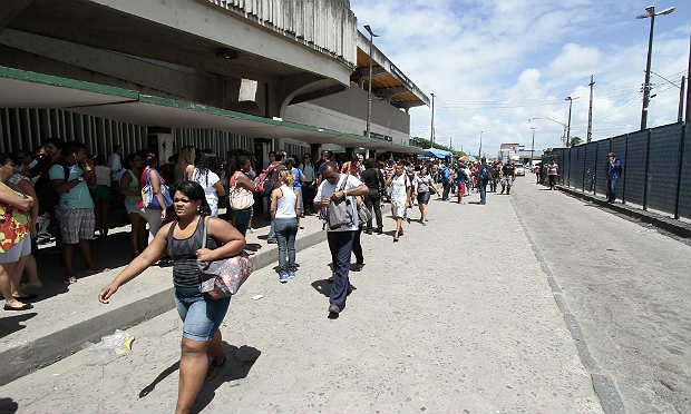 Passageiros do Terminal Joana Bezerra reclamaram das taxas abusivas cobradas pelos taxitas / Foto: Edmar Melo/JC Imagem