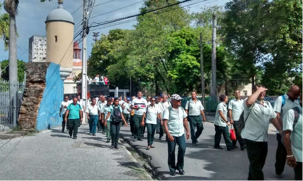 O grupo seguem em caminhada para a Avenida Conde da Boa Vista / Foto: Lorena Barros / NE10