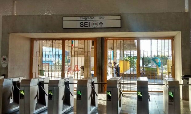 A integração da Estação Recife amanheceu com portões fechados, abriu às 8h e voltou a fechar após a Metropolitana não liberar seus ônibus. / Foto: Lorena Barros / JC Trânsito