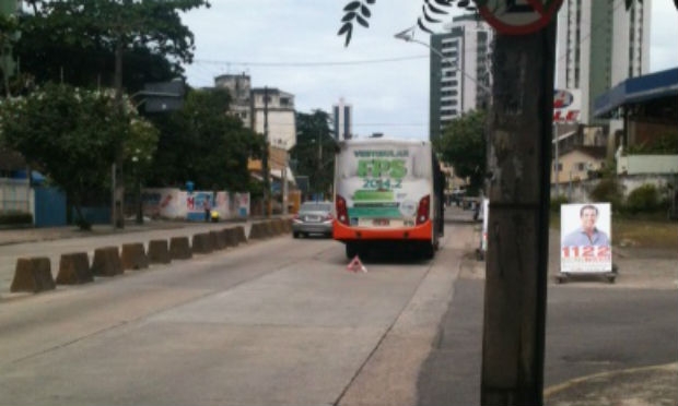 Segundo internautas, um dos ônibus estaria com pneus furados e outro com sinalização de quebrado. / Foto: Benira Maia / NE10