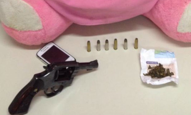 Polícia apreendeu um revólver, munições, maconha e um celular / Foto: Polícia Civil/Divulgação