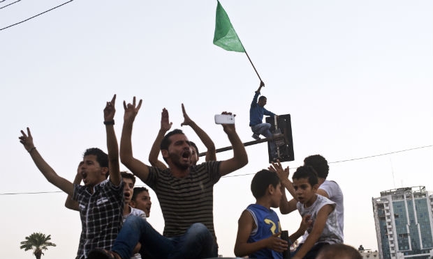 Palestinos foram às ruas comemorara o cessar-fogo ilimitado. / Foto:Roberto Schmidt / AFP