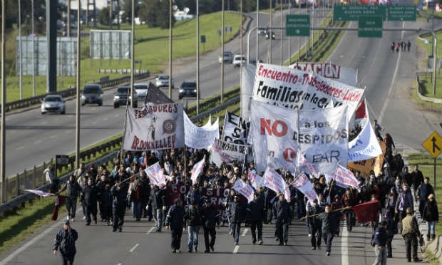 Manifestantes caminhar ao longo da estrada Pan-Americana em Buenos Aires / Foto: AFP