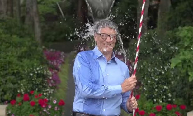 Bill Gates foram um dos que participaram do desafio e doaram para a fundação que estuda a Esclerose Lateral Amiotrófica. / Foto: Reprodução de Vídeo