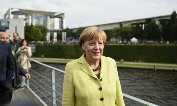 Primeira-ministra Angela Merkel explicará a situação aos deputados em uma sessão extraordinário nesta segunda. / Foto: Tobias Schawarz / AFP