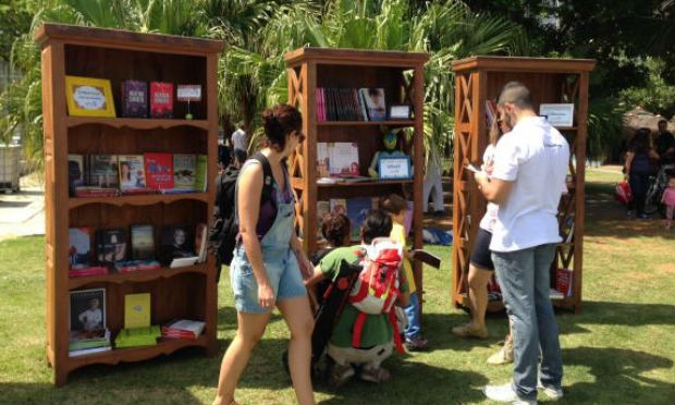A primeira edição da biblioteca itinerante Livre.Ria ocorreu neste domingo, na Lagoa Rodrigo de Freitas. / Foto: Akemi Nitahara/ Agência Brasil