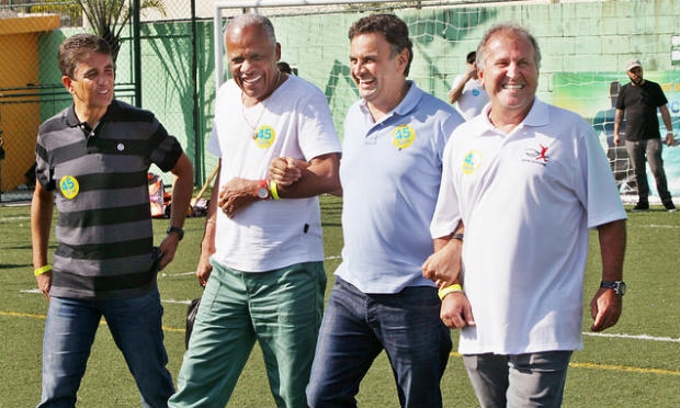 Aécio participou de uma partida de futebol com ex-jogadores como Zico, Dadá Maravilha e Bebeto, no Rio de Janeiro. / Foto:Orlando Brito/Campanha de Aécio Neves