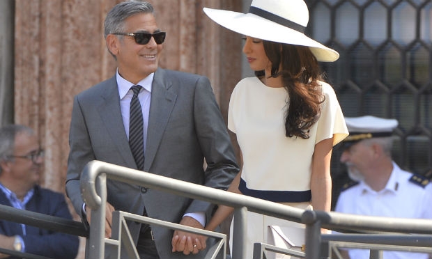 Após festa glamourosa, George Clooney e Amal se casam no civil