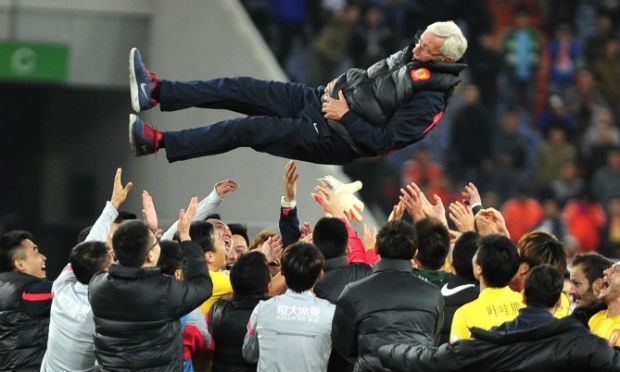 A decisão foi revelada após o treinador conquistar o título do Campeonato Chinês pelo Guangzhou Evergrande. / Foto: AFP