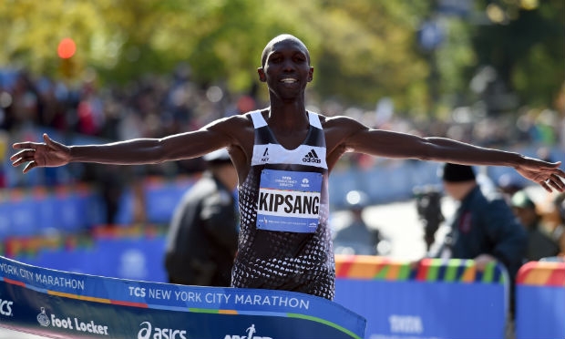 Kipsang agora acumula vitórias das Maratonas de Berlim, Londres e Nova York em um período de apenas 13 meses. / Foto: AFP
