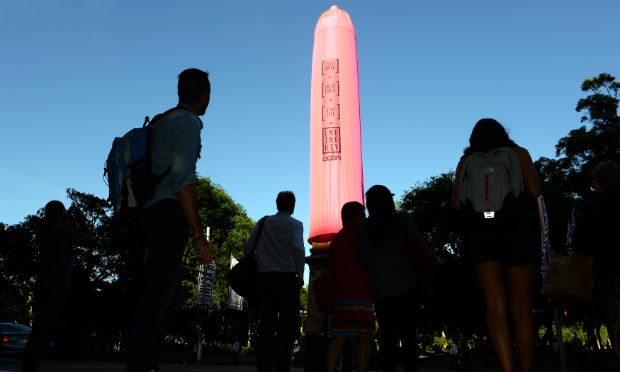 Preservativo de 18 metros de altura foi colocado no obelisco em Hyde Park, centro da cidade / Foto: AFP