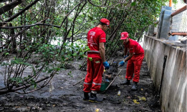Mutirão limpa margens do Rio Capibaribe no Recife