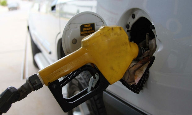 Combustíveis mantêm vendas do varejo em alta, diz IBGE