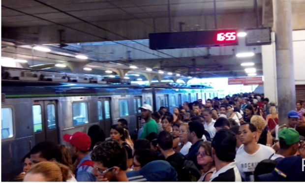 Internautas pelo Twitter do @JCTrânsito e ComuniQ reclamam de super lotação nas estações no horário de pico e das interdições nas estações. / Foto: Claúdio Xavier /ComuniQ
