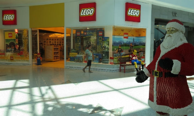 Várias esculturas montadas de Lego estão espalhas pelo RioMar / Foto: Mariana Campello/NE10