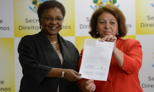Ministras Luiza Bairros e Ideli Salvatti assinam portaria que cria grupo de trabalho para mapear crimes de ódio na internet / Foto: Agência Brasil/Arquivo