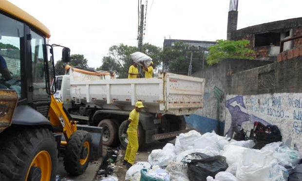 Doze caminhões carregados de sucata de ferro e mais dez de material reciclável foram retirados / Foto: divulgação/ PCR