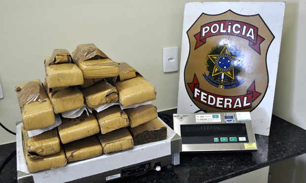Catorze tabletes de maconha totalizaram 13,8 quilos da droga / Foto: Polícia Federal/Divulgação
