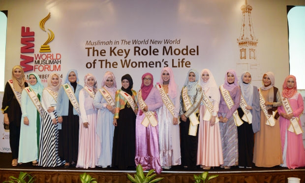 Finalistas tiram fotos juntas para o concurso de Miss Mundo Muçulmano. / Foto: Adek Berry / AFP