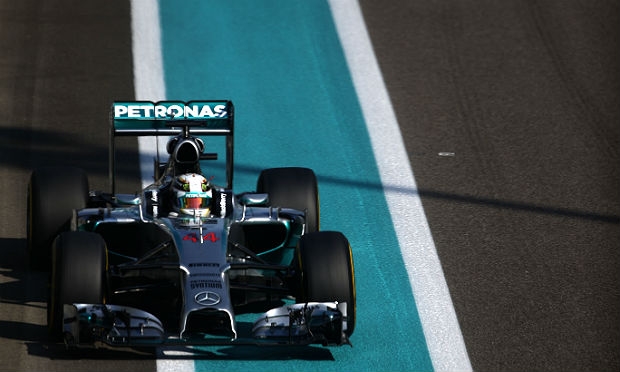 Ao marcar 1min43s476, Hamilton foi o mais rápido da primeira sessão livre, com vantagem de apenas dois décimos sobre Rosberg  / Foto: AFP