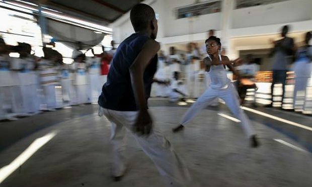 Já reconhecida como patrimônio cultural pelo Iphan desde 2008, a capoeira envolve os praticantes por meio do canto, dos instrumentos típicos como o berimbau e o atabaque, em uma roda / Foto: Agência Brasil